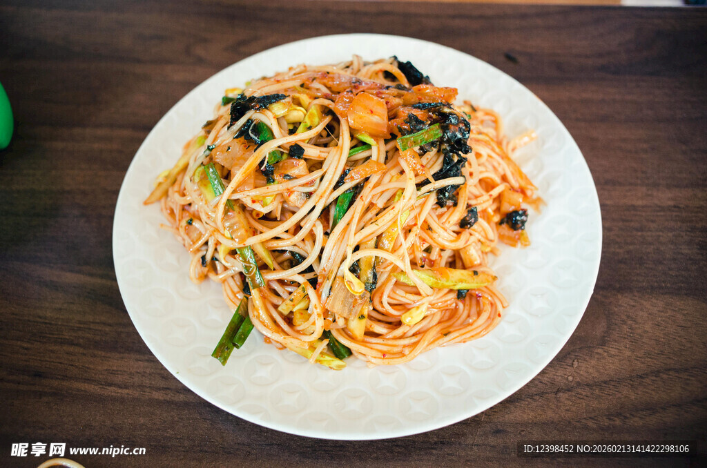 美味炒面摆盘诱人