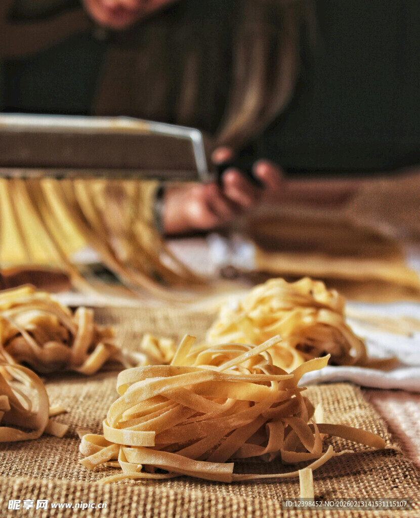 手工制作的美味金黄面条