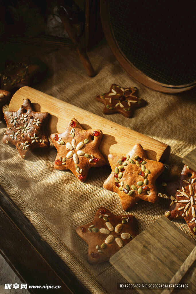 美味造型饼干摆放在木托盘
