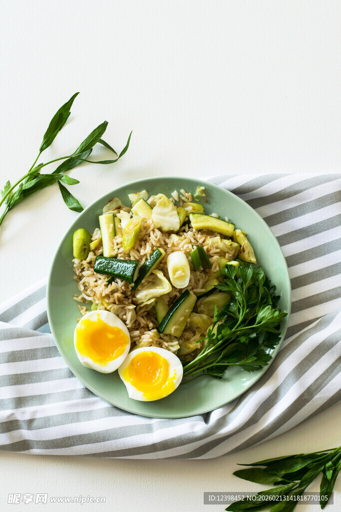 清新蔬菜配水煮蛋拼盘