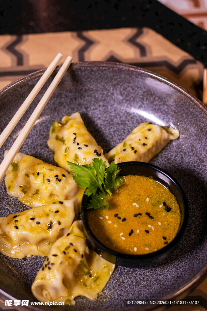 美味饺子配特色蘸料
