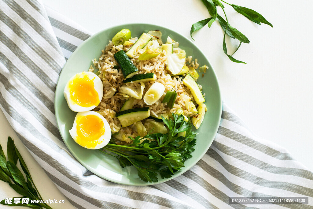 美味意面配水煮蛋与蔬菜