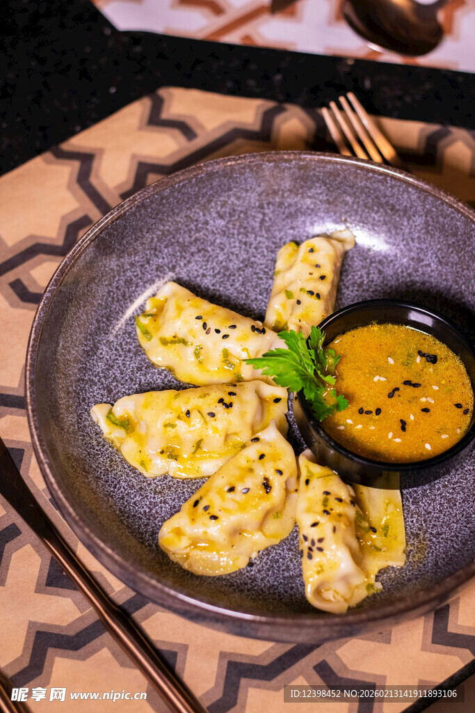 美味煎饺配蘸料