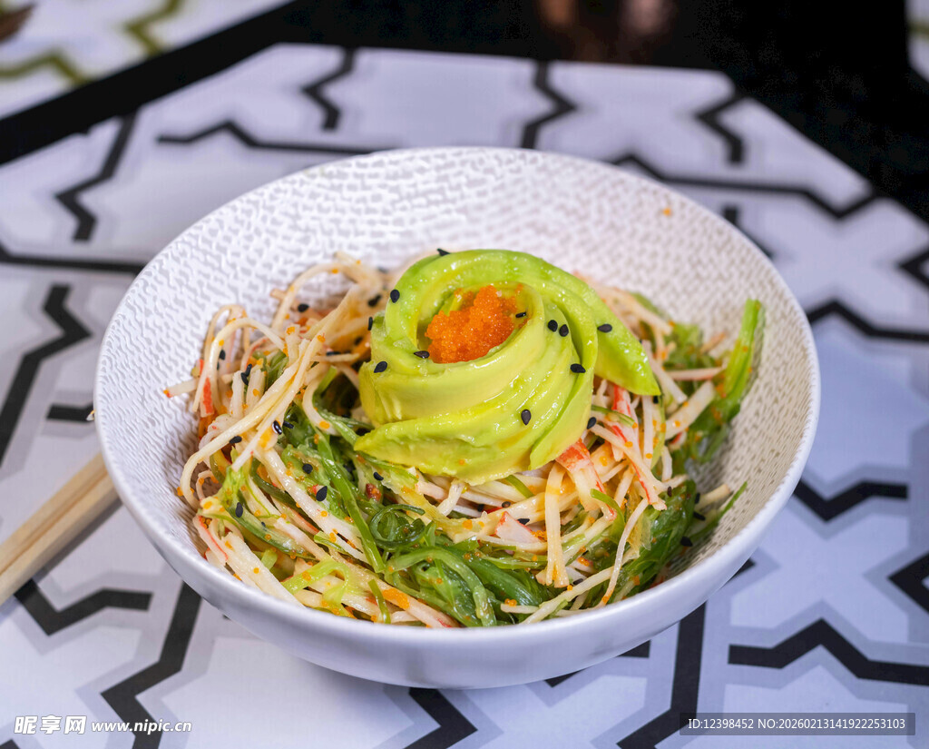 牛油果鸡肉蔬菜沙拉碗