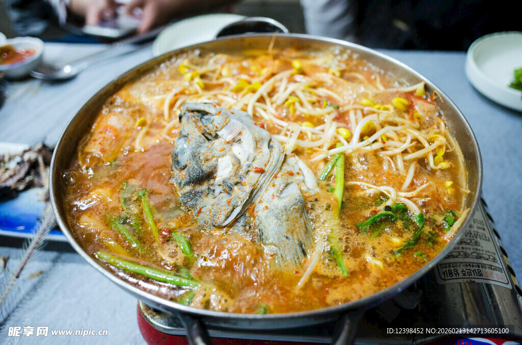 热气腾腾的海鲜火锅