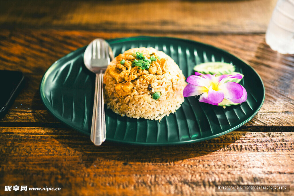 绿色盘装美味炒饭配花