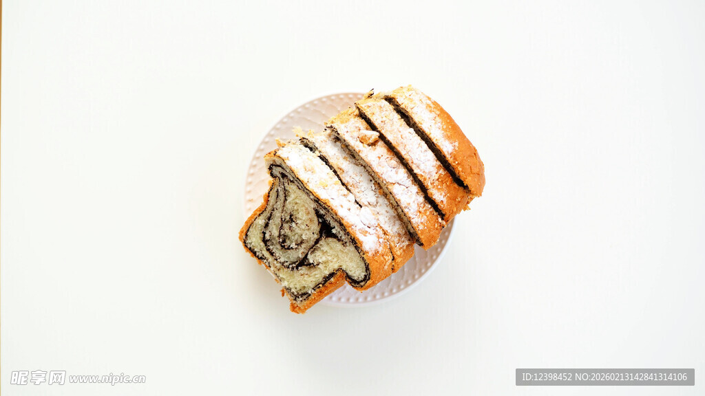 仓鼠躲在条纹壳中