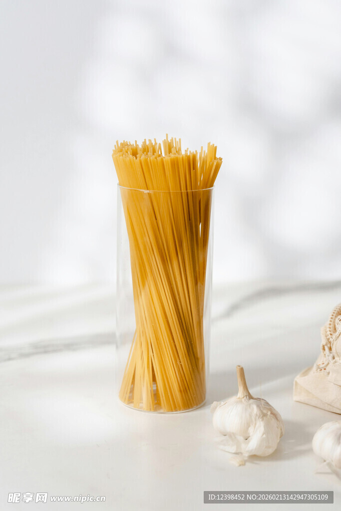 玻璃杯中的意大利面条