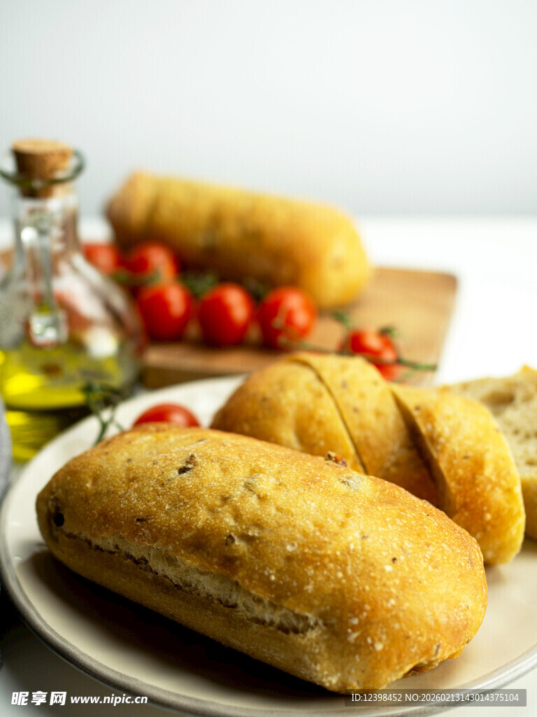 美味面包与新鲜食材搭配