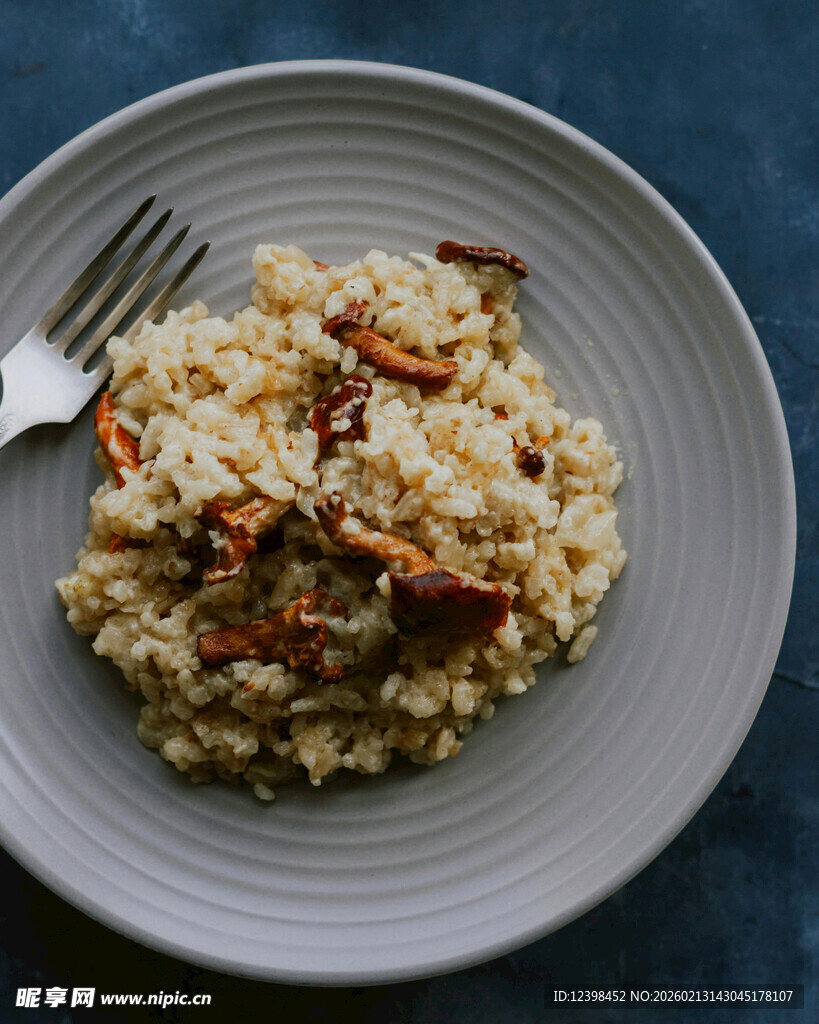 美味炒饭置于浅盘