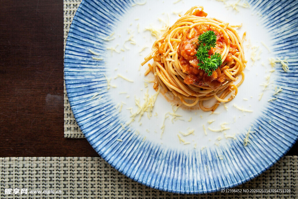 蓝盘上的美味意大利面
