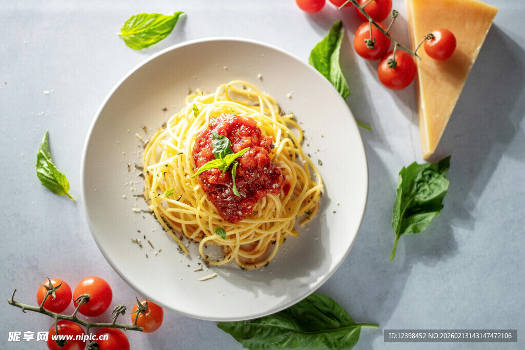 美味番茄意面摆盘特写