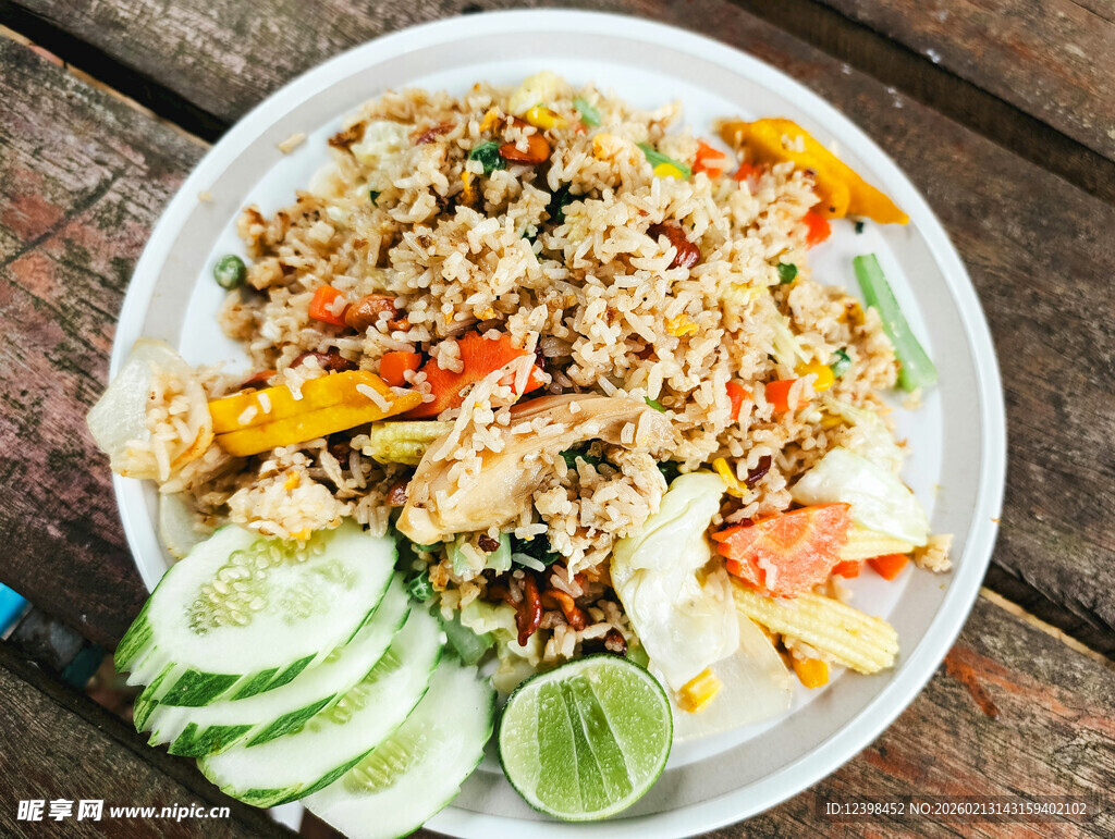 泰式风味炒饭配新鲜蔬菜
