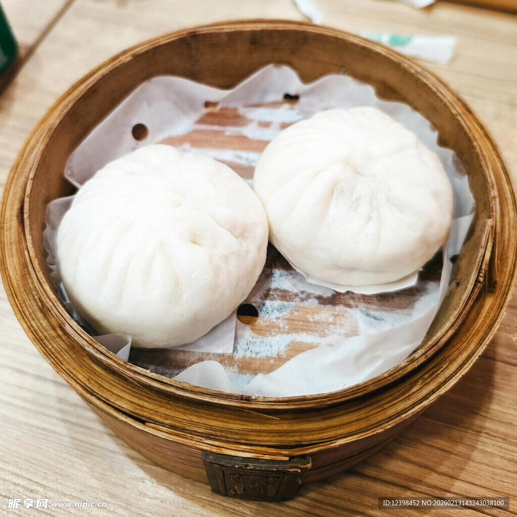 竹制蒸笼里的美味白包子