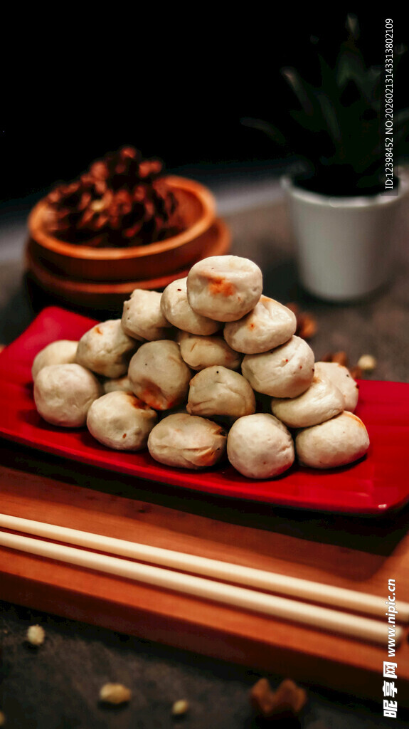 美味饺子摆于红盘之上