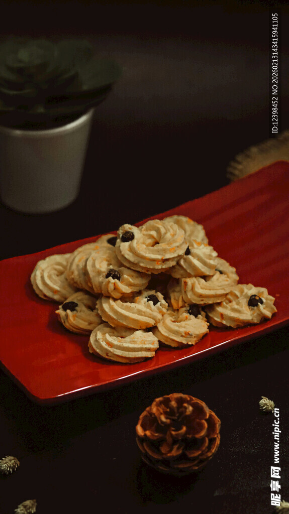 红色盘上美味曲奇饼干