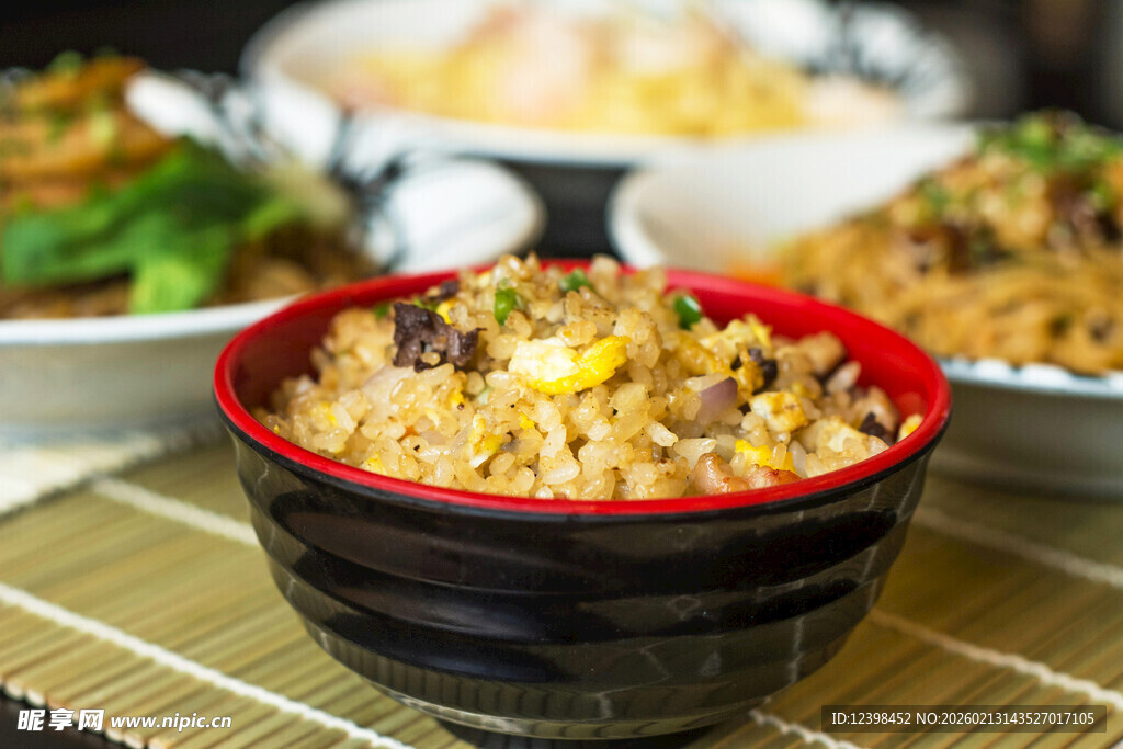 美味黑碗装特色炒饭