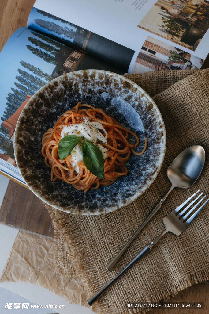 美味意面摆放在餐桌之上