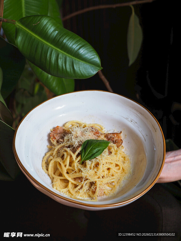 美味肉酱意面配清新绿叶