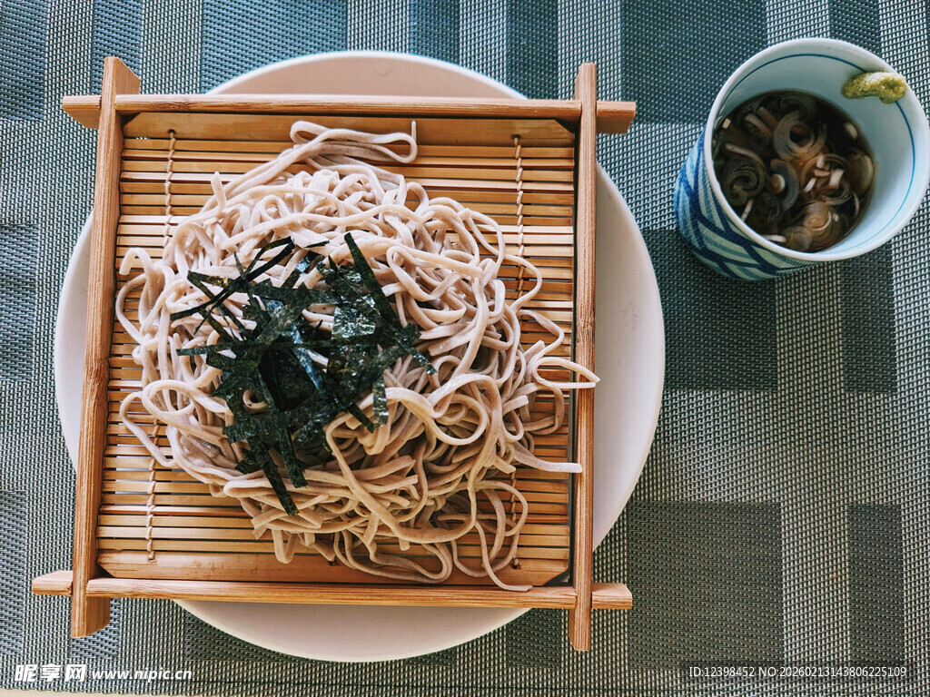 日式荞麦凉面配小菜