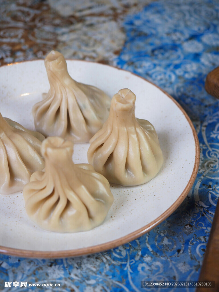 美味小笼包摆于盘中