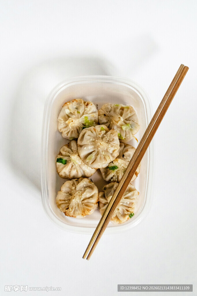 塑料盒里的美味饺子