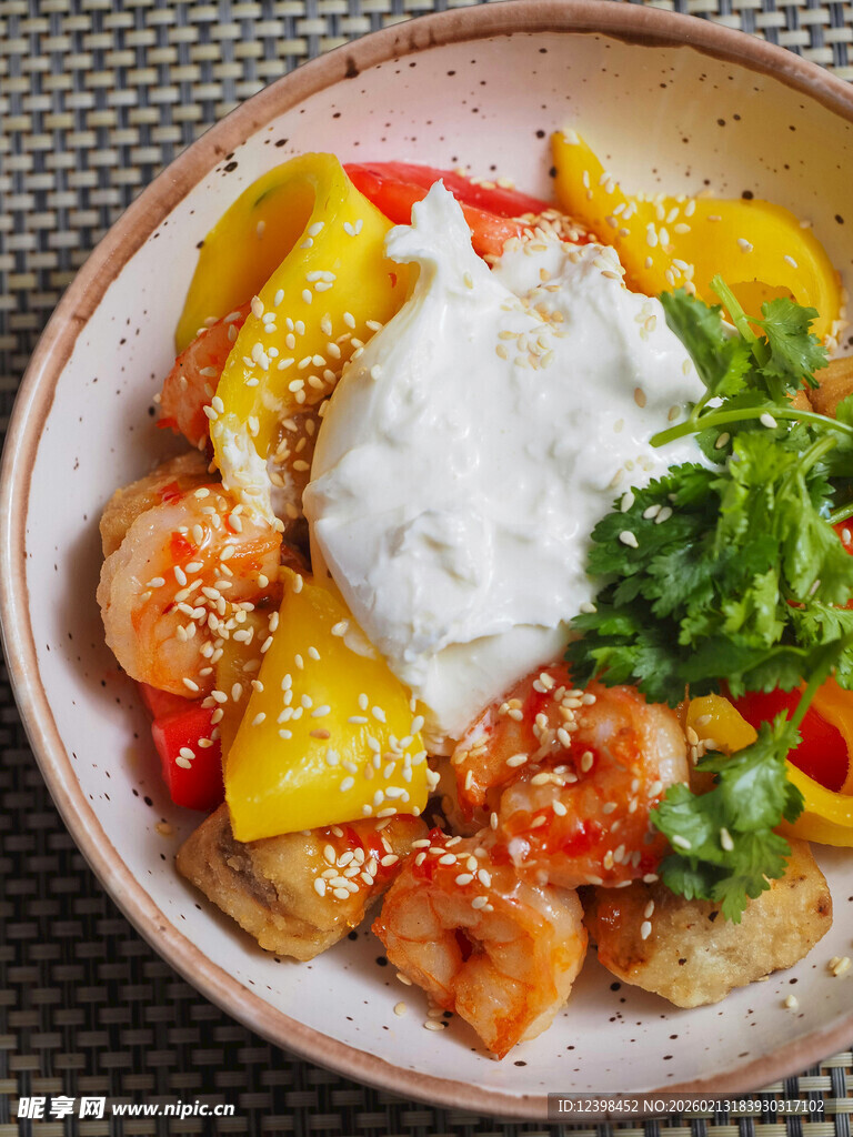 虾仁蔬果酸奶碗美食