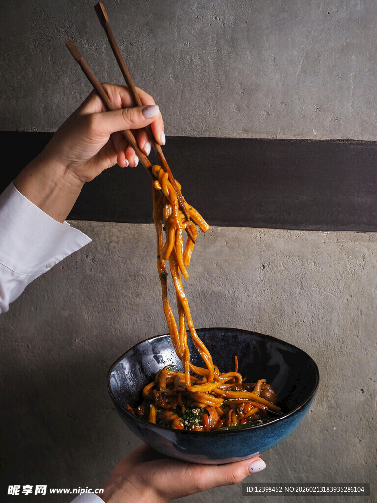 手持筷子夹起美味面条