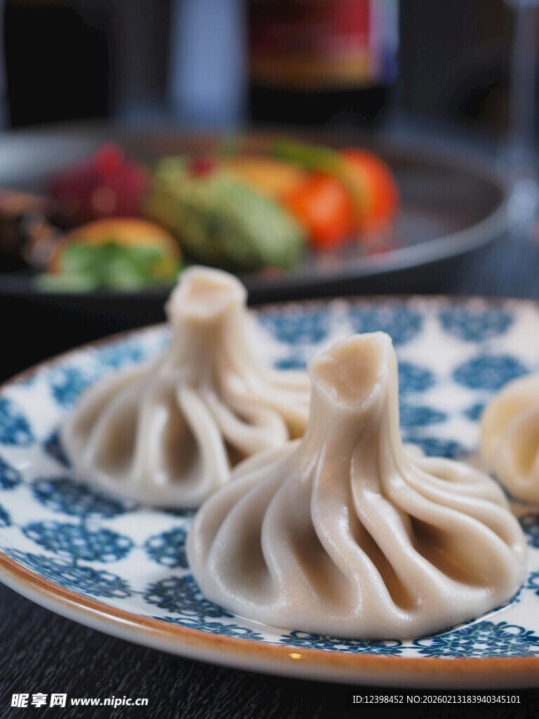 精致小笼包摆于中式盘上