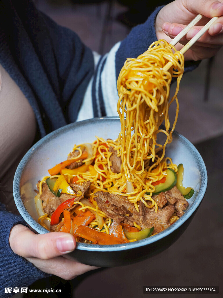 美味拌面被筷子高高挑起