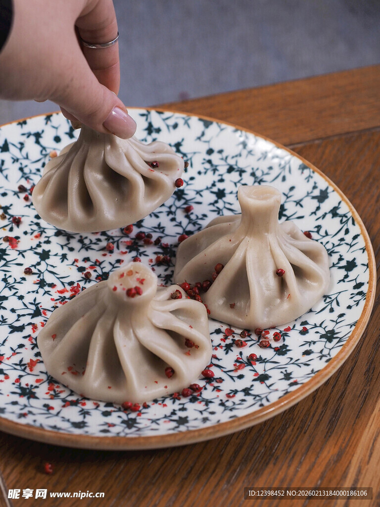 手工蒸饺摆放在花纹盘中