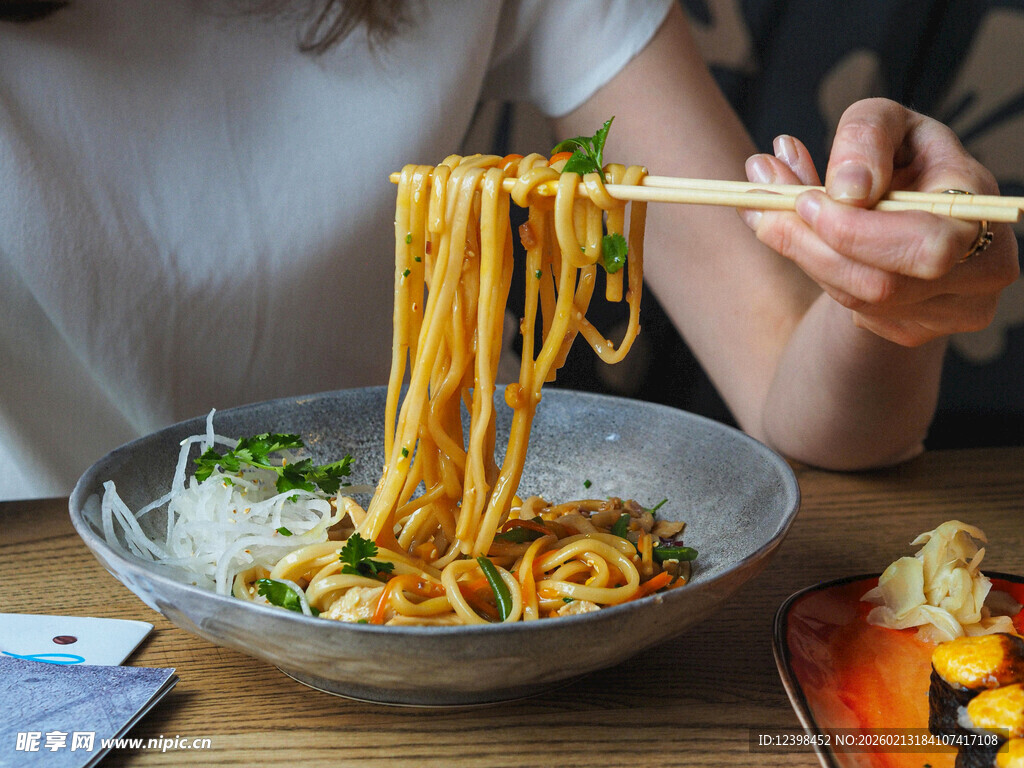 筷子夹起的美味面条