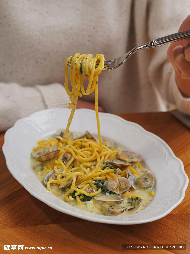 美味意面被叉子挑起