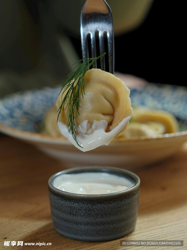 叉子上的美味意面蘸酱