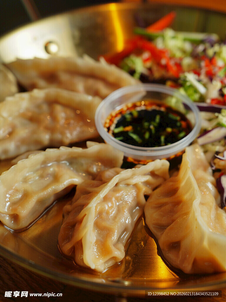 美味煎饺配蘸料