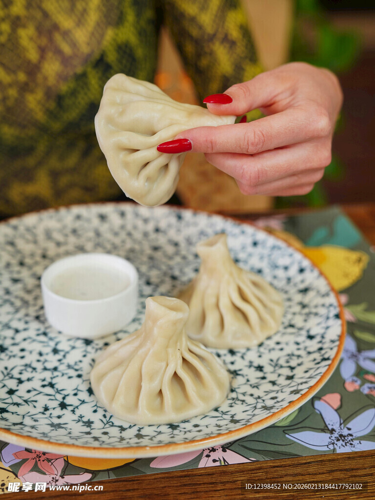 手托饺子摆于精美盘上