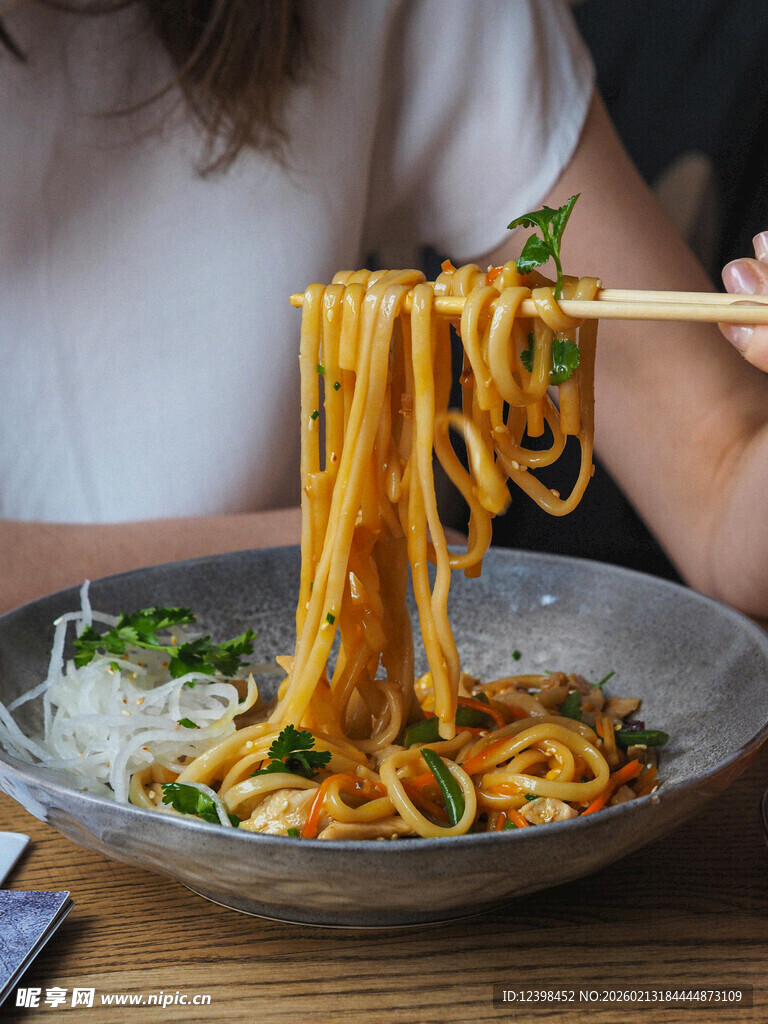 筷子夹起的美味中式面条