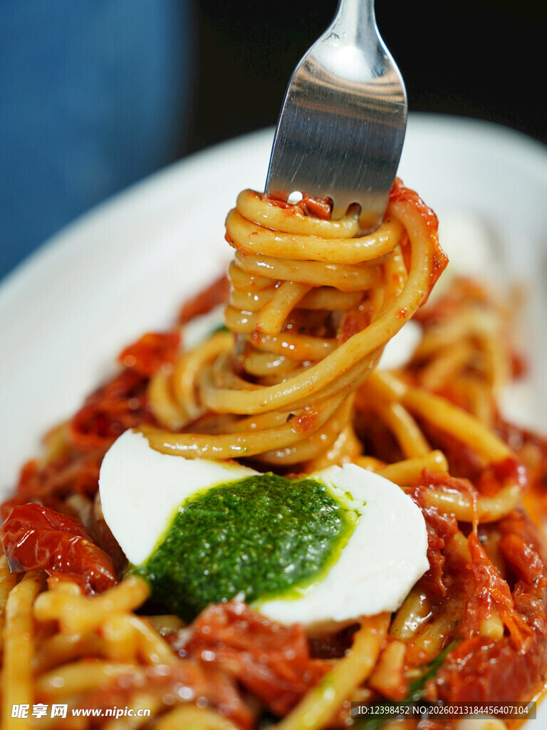 美味意面配溏心蛋