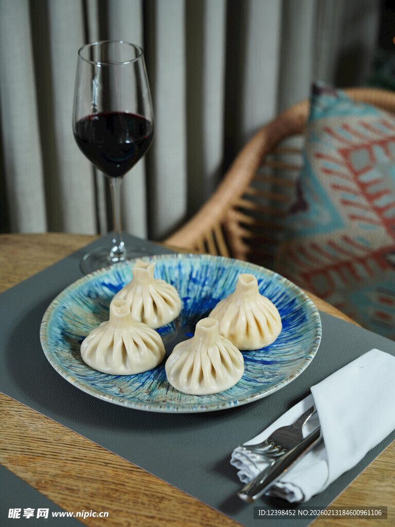 中式点心配红酒优雅场景