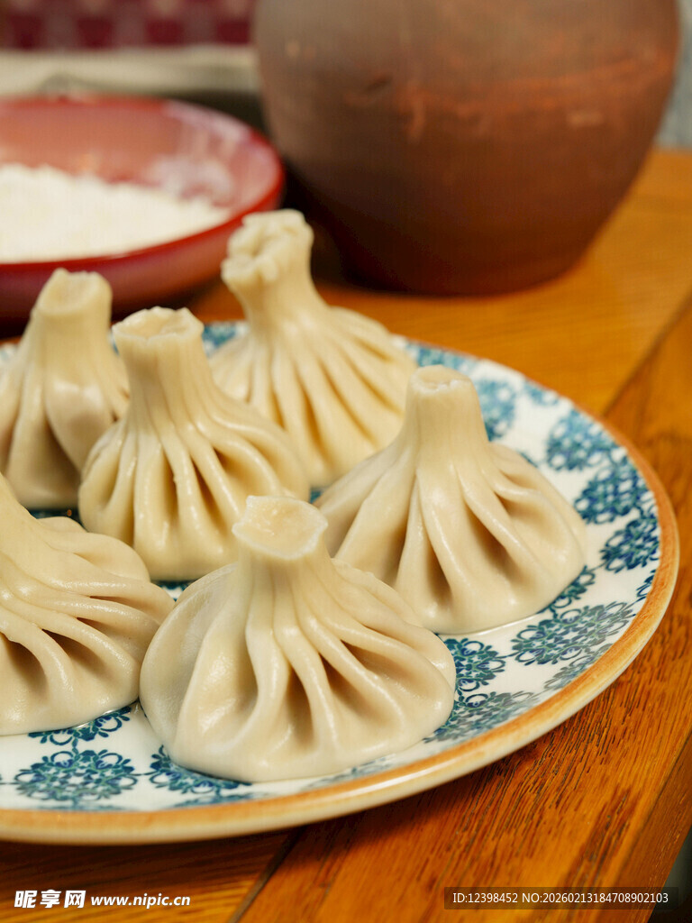 美味手工蒸饺摆于盘中