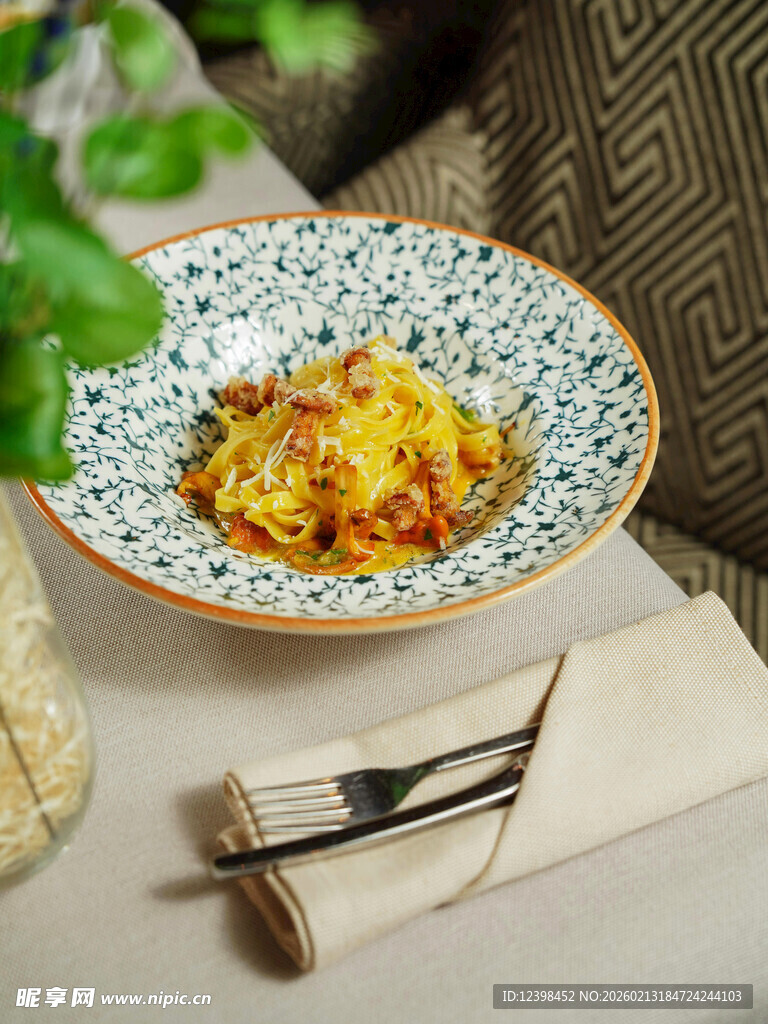 美味芝士焗饭摆于桌前