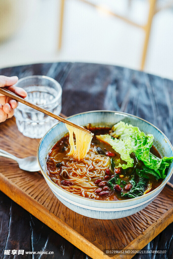 美味中式面食摆放在木托盘上