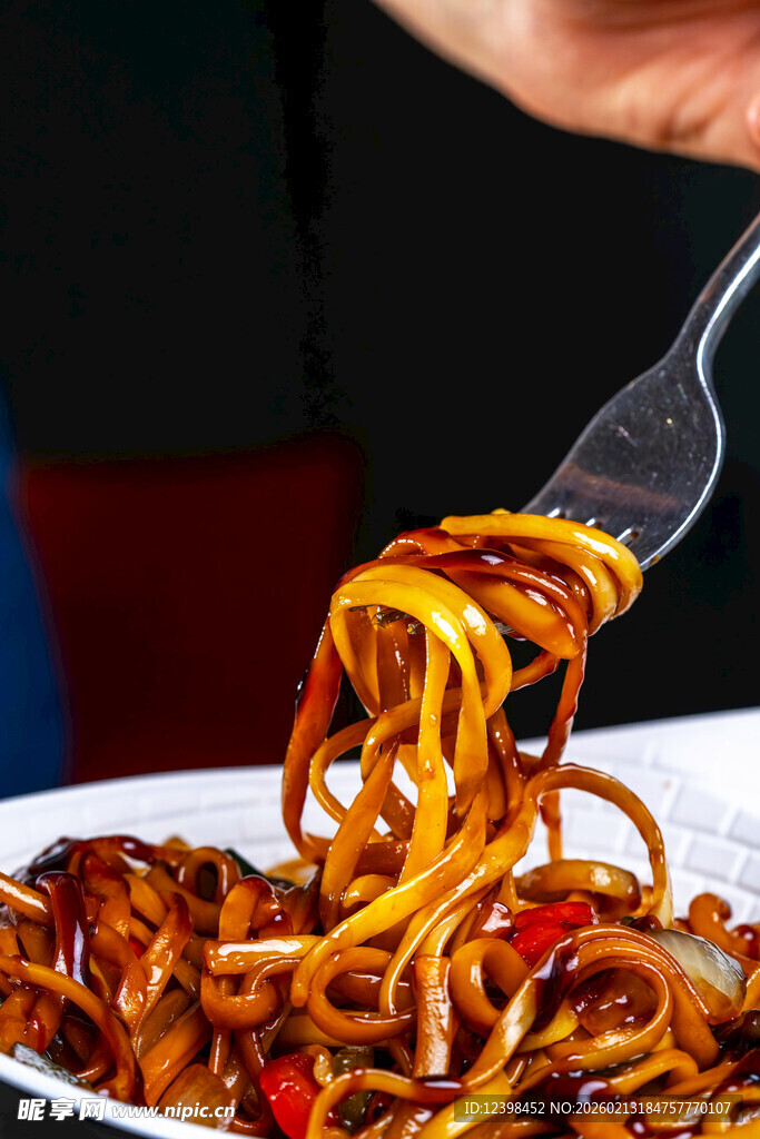 美味意面被叉子挑起