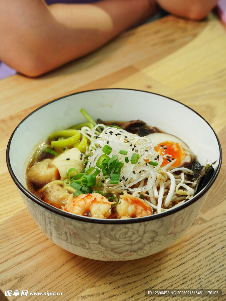 鲜虾蔬菜拉面碗中美味