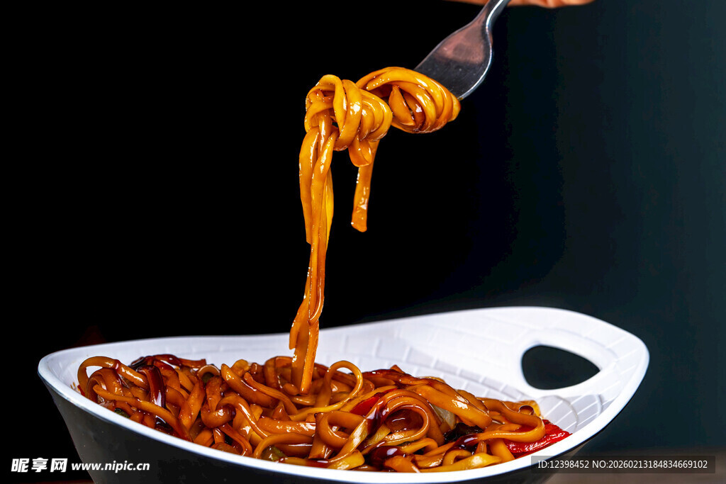 美味诱人的意面被挑起