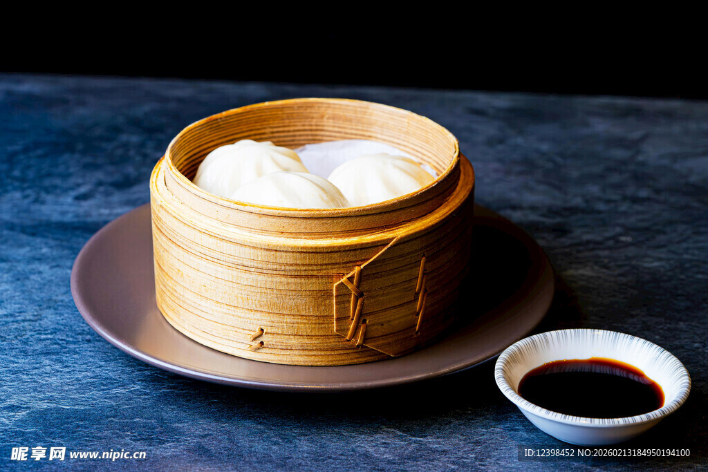 竹制蒸笼中的美味小笼包