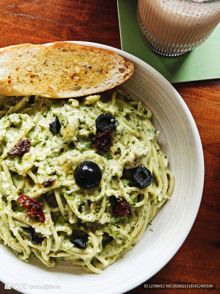 美味青酱意面配烤面包