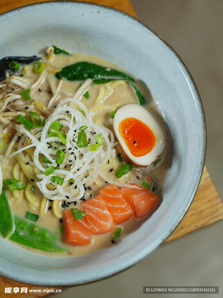 日式三文鱼拉面