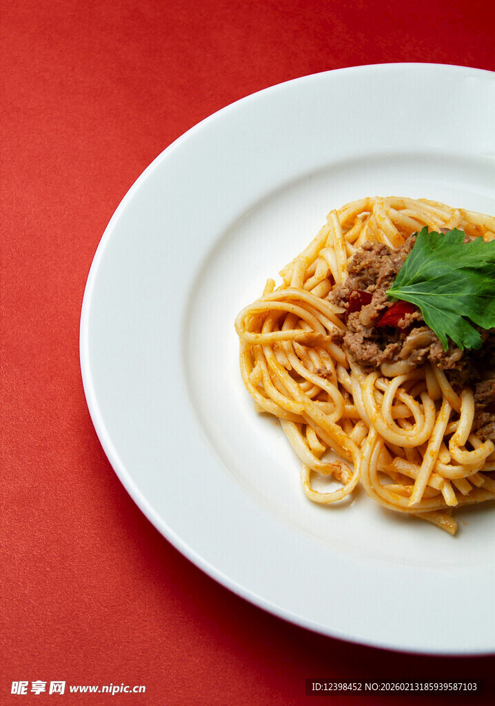美味意大利面配新鲜香叶