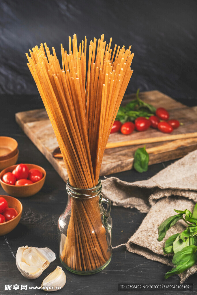 新鲜意大利面与配料展示